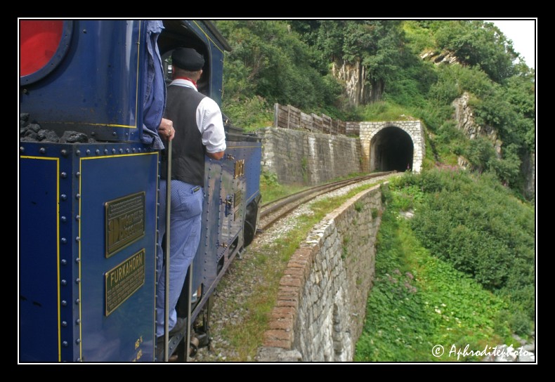 28 Le petit train traverse plusieurs tunnels